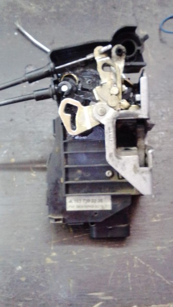 Замок двери задней правой A1637302235   Mercedes M-Class