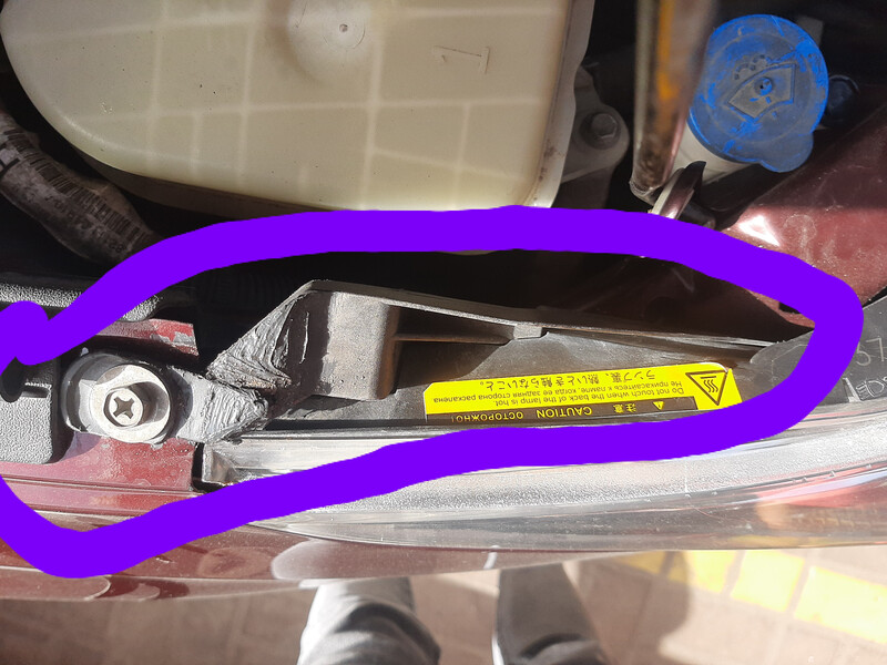 Кронштейн фари Toyota Avensis  2013 2.0 Бензин 