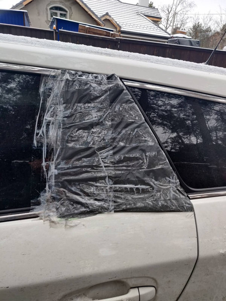 Левое заднее стекло в двери глухое притонированное с завода Toyota Avensis  2013 універсал 1.8 Бензин 