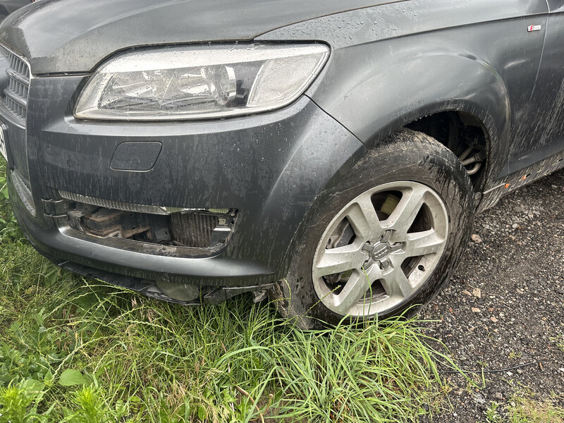 Решетка бампера Audi Q7  2006 7.0 Дизель 