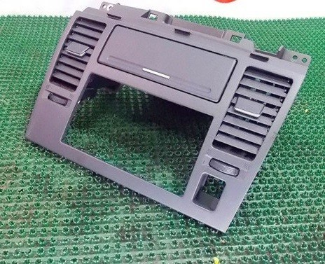 Консоль Nissan Tiida C11  2008 хетчбек 1.6 Бензин 