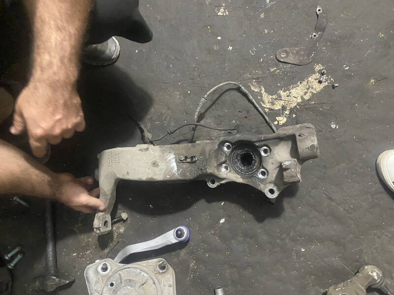 Поворотный кулак Audi A8 D2 1999 г.