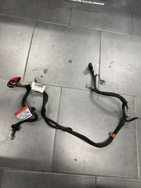 Клема плюсова Opel Vivaro 2019 г.  2.0 л дизель Снятин