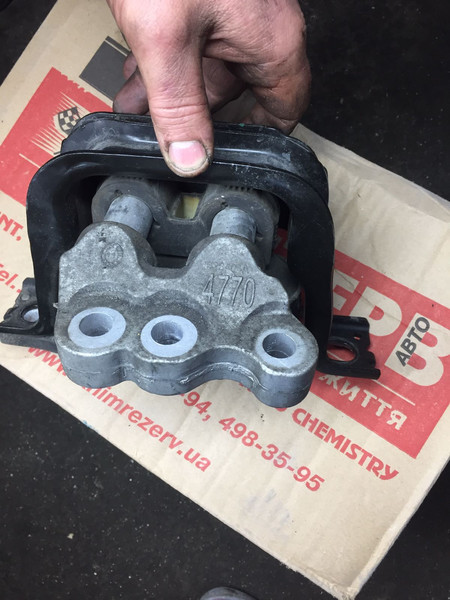 Подушка двигателя правая Chevrolet Captiva Полный привод 2013 2.4 Бензин Днепр