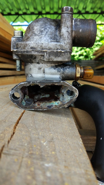 Корпус термостату Nissan Vanette C22  1993 2.0 Дизель 