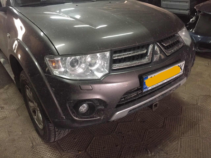 Бампер передний Mitsubishi Pajero Sport 2015 г.  2.5 л дизель Ровно