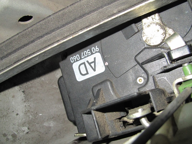 Замок передней правой двери 90507060   Opel Vectra