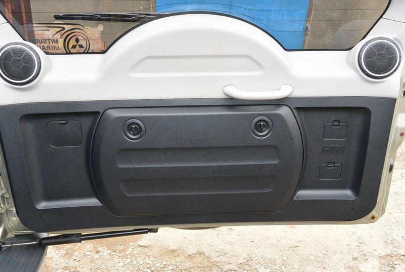 Обшивка задніх дверей Mitsubishi Pajero Wagon 4 2008 3.0 Бензин Чернівці