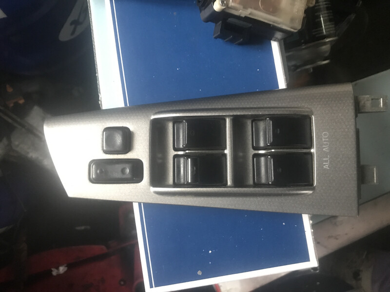 Кнопки управления стеклоподъемниками Toyota Corolla  2006 хэтчбек 1.6 Бензин 