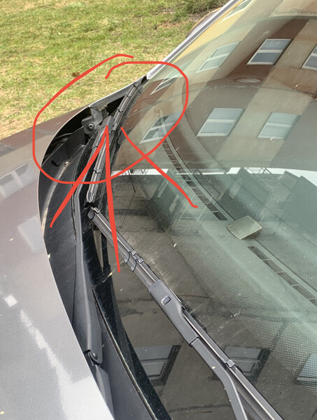 Уплотнитель решетки дворников правый Volkswagen Passat B7 2012 г.  2.5 л бензин