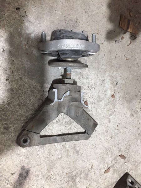 Кронштейн подушки АКП Audi A4 B6 2003 1.8 Бензин Киев