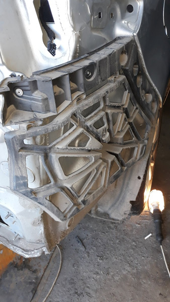 Направляючі заднього бампера Renault Grand Scenic 3 2013 універсал 1.5 Дизель 