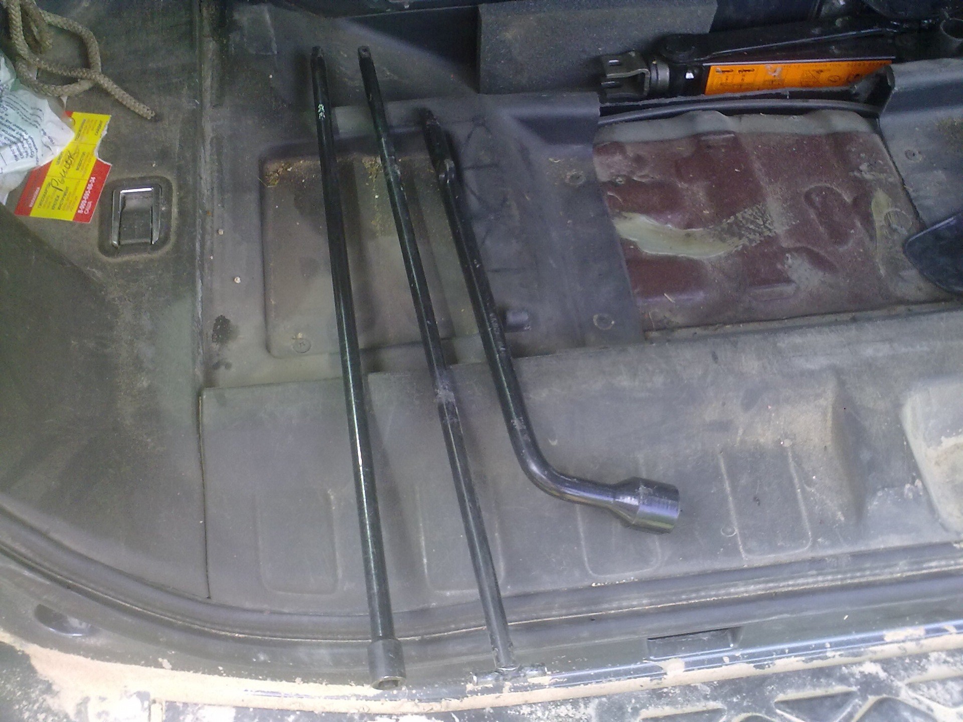 Ключ,  удлинитель и вороток для замены запаски Nissan Pathfinder R51  2008 2.5 Дизель 