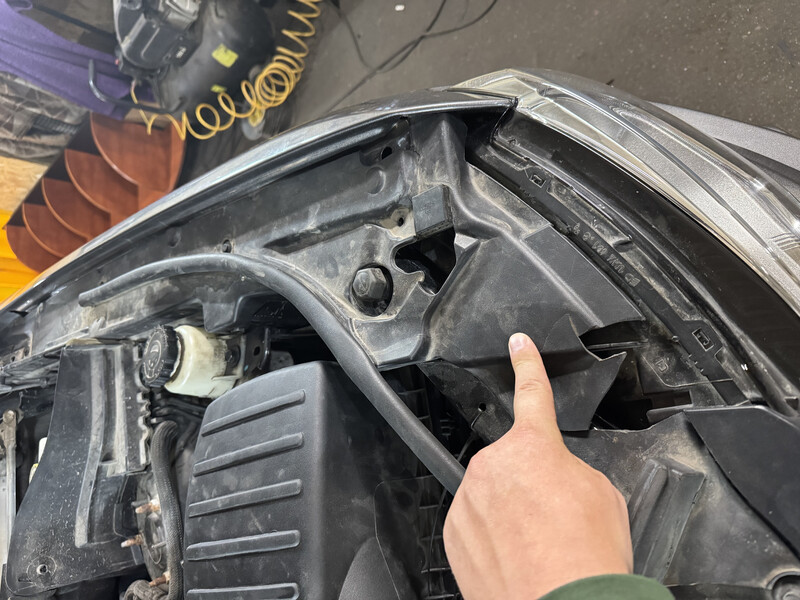 Пластик над левым крылом Jeep Grand Cherokee 2015 г.  3.6 л бензин Киев