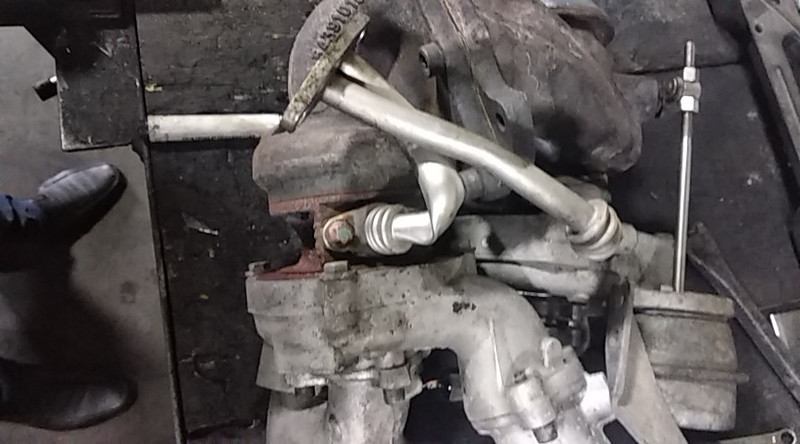 Трубка зливу оливи з турбіни Mercedes-Benz Sprinter Mercedes-Benz 313 KA 4X2 4325 2012 2.2 Миколаїв