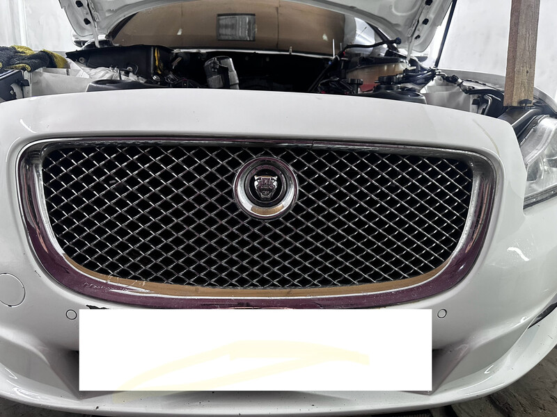 Решетка радіатора Jaguar XJ 2014 р.  3.0 л бензин Ніжин