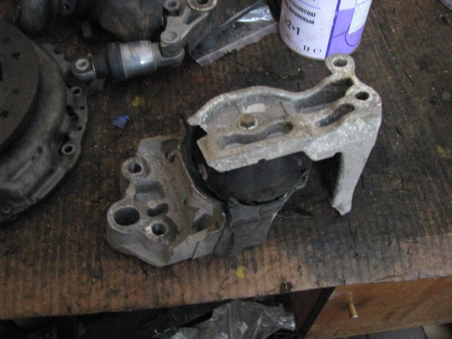 Подушка двигателя боковая правая верхняя Ford Transit  2005 універсал 2.0 Дизель 