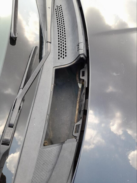 Заглушка (крышка) к жабо (защита дворников) и левый уголок Nissan Tiida C11  2008 хетчбек 1.6 Бензин 