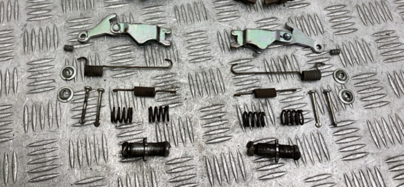 Пружинки розпорки колодок заднього ручника л,п Nissan X-Trail  2001 2.2 Дизель Вараш