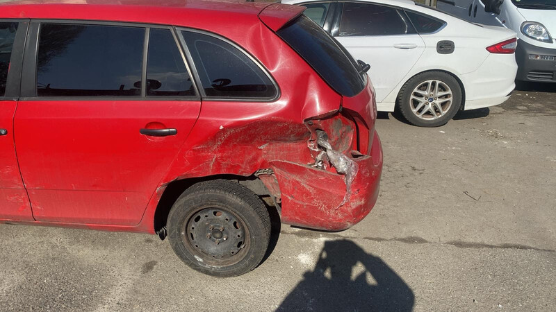 Задня ліва четверть зад лівий фонарь зад бампер зад ліва направляюча бампера Skoda Fabia 2  2011 универсал 1.4 Бензин Киев