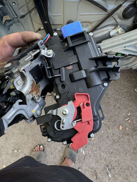 Замок правой передніей двери Volkswagen Golf Plus  2008 хэтчбек 1.6 Бензин Христиновка