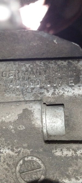 Кронштейн опори двигуна правий Audi 100 C4  1991 2.0 Бензин 