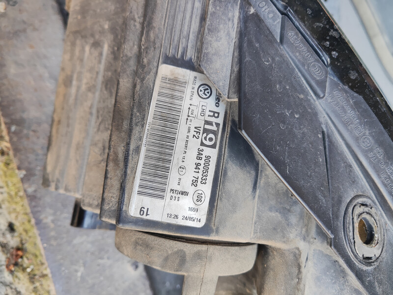 Передня права фара 90005333   Volkswagen Passat