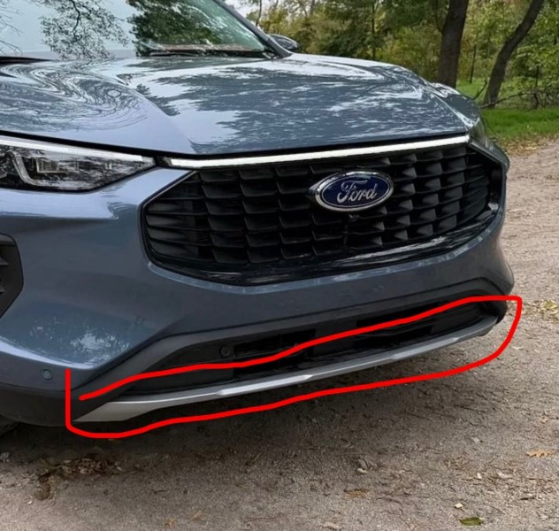 Накладка бампера Ford Escape 2024 г.  1.5 л бензин USA  Ровно