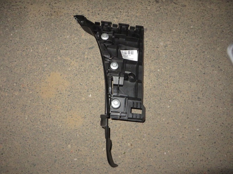 Направляющая переднего бампера 8D0 807 049 AA   Audi A4