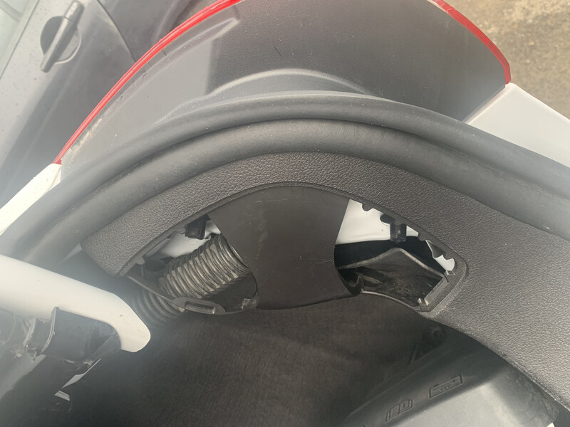 Заглушка в багажник правая сторона Ford Focus 3  2017 2.0 Бензин Киев