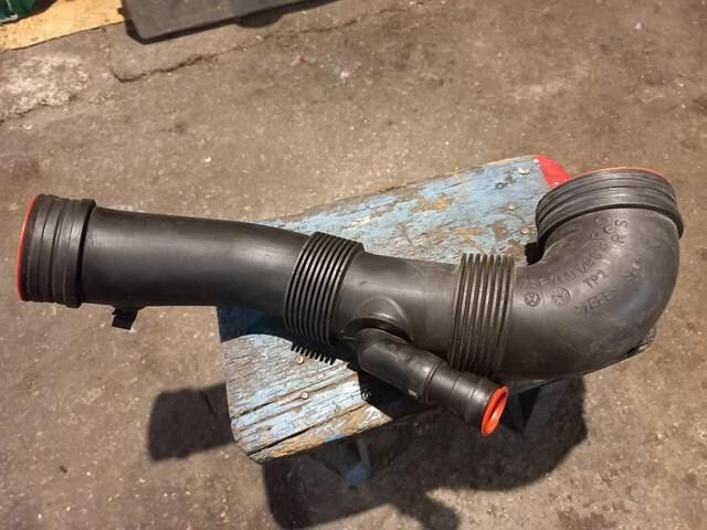 Патрубок до корпуса фільтра Volkswagen T5 (Transporter)  2003 99.0 Дизель Вараш