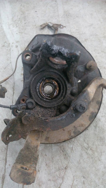 Кулак поворотный левый и ступица передняя левая Toyota Hiace  2005 2.5 Дизель 