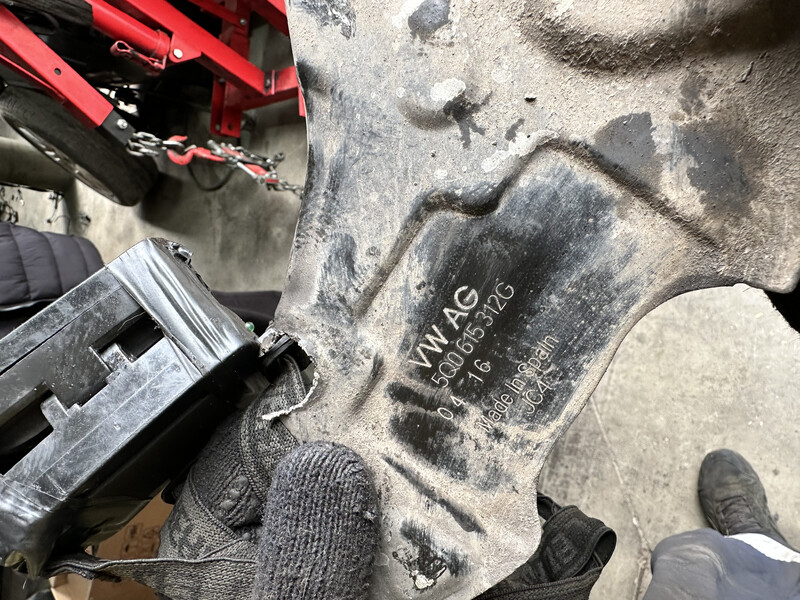 Пылезащитный кожух тормозного диска Volkswagen Golf 7  2016 универсал 1.6 Дизель 