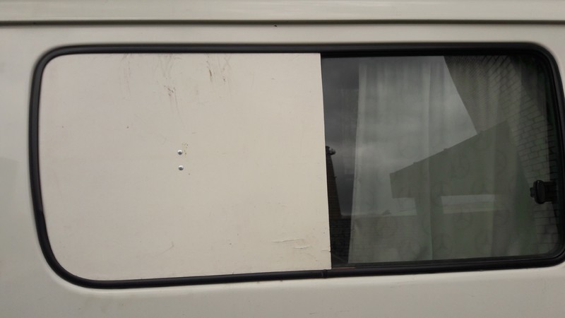 Скло бічне ліве Toyota Hiace  1997 2.4 Дизель 
