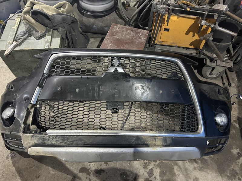 Решетка бампера центральная Mitsubishi Outlander XL  2010 2.2 Дизель Надворная