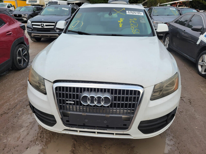 Молдинг решетки радиатора Audi Q5  2012 2.0 Бензин 