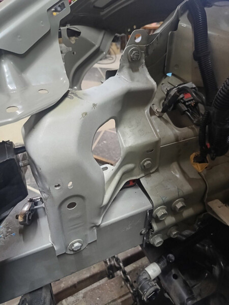 Правий передній кронштейн ланжерона Tesla Model Y  2022 1.0 Электро Винница