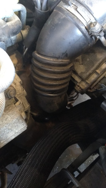 Патрубок воздушного фильтра Mazda 5  2007 универсал 2.0 Дизель Луцк