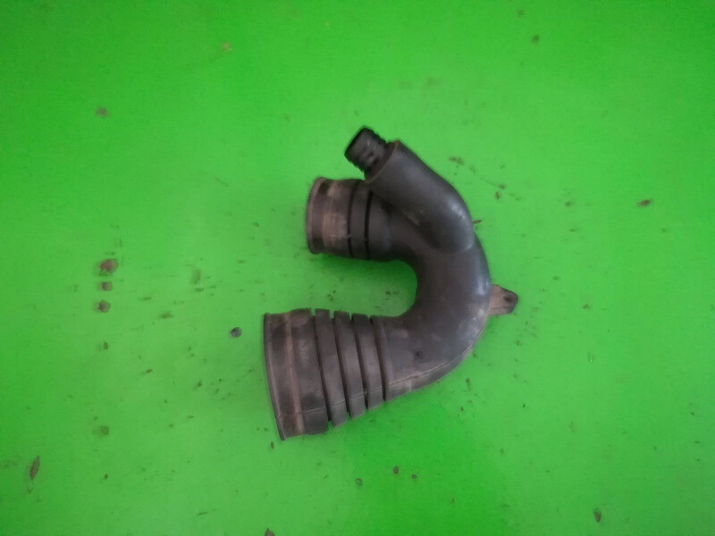 Патрубок воздуховода 8D0129615G   Audi A4, Volkswagen Passat