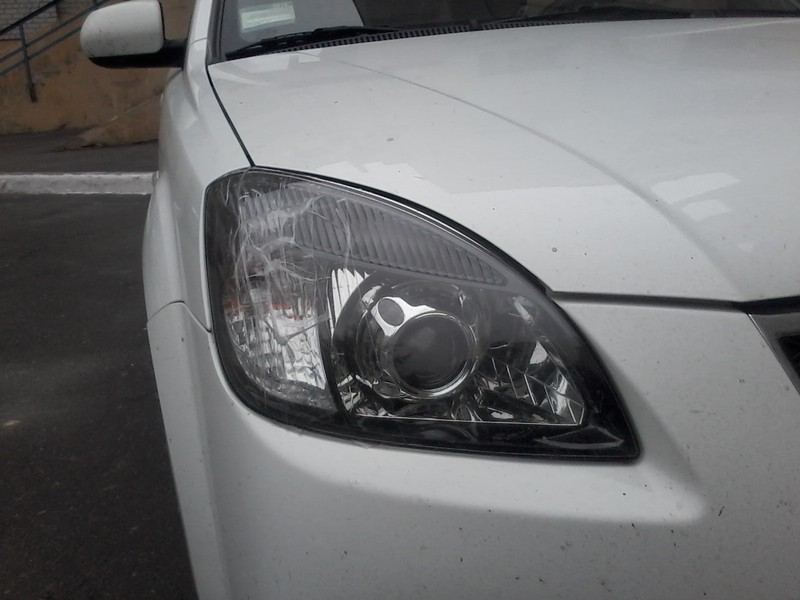 Стекло фары правое KIA RIO 2010p Kia Rio 2 2010 г.  1.8 л бензин Ковель