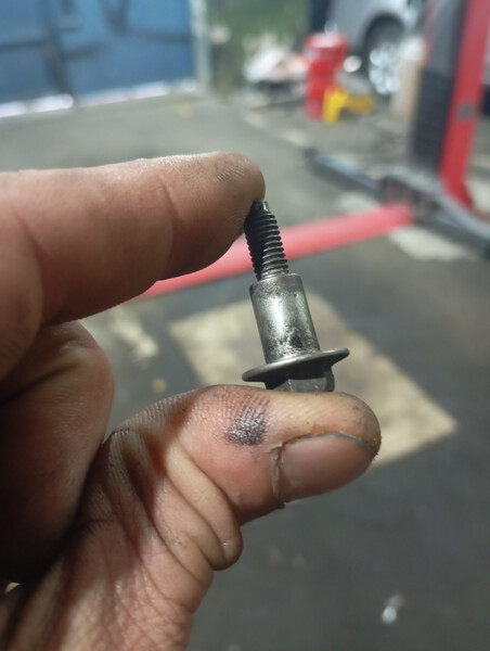 Болт клапанної кришки Nissan Navara  2007 2.5 Дизель Дніпро