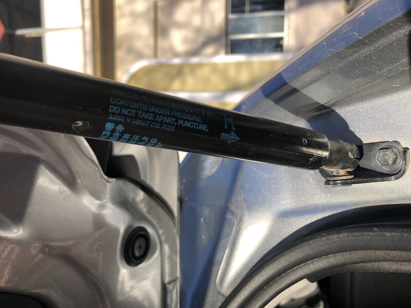 Амортизатор багажника Toyota Venza  2015 универсал 2.7 Бензин Тернополь