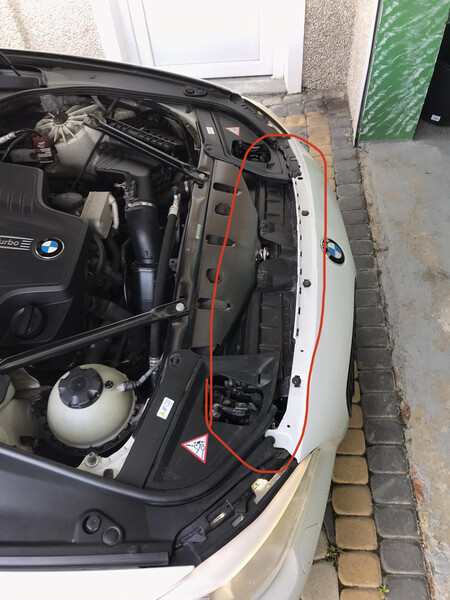 Пластик біля замка капота BMW 5 Series  2012 2.8 Бензин 