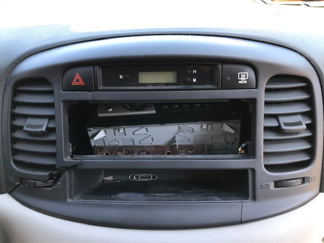 Накладка торпеды под магнитолу Hyundai Accent  2007 1.4 Бензин 