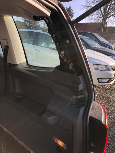 Задние пластиковые стойки Volkswagen Touran  2015 універсал 2.0 Дизель Полонне