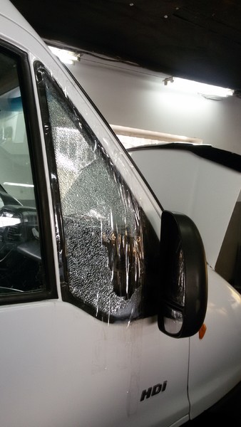 Стекло передней правой двери вставка (треугольное) Citroen Jumper  2005 универсал 2.2 Дизель Хмельницкий