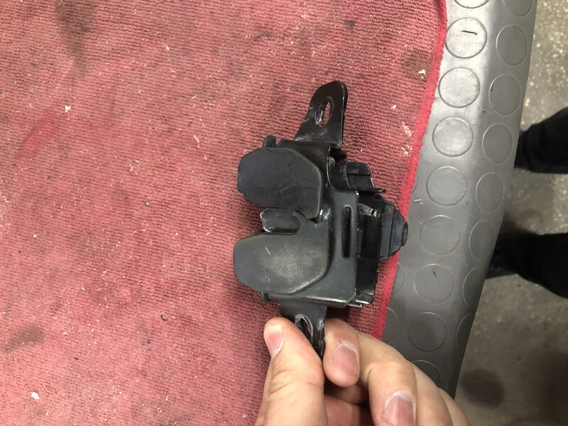 Замок капота Volvo S60  2016 2.0 Бензин 