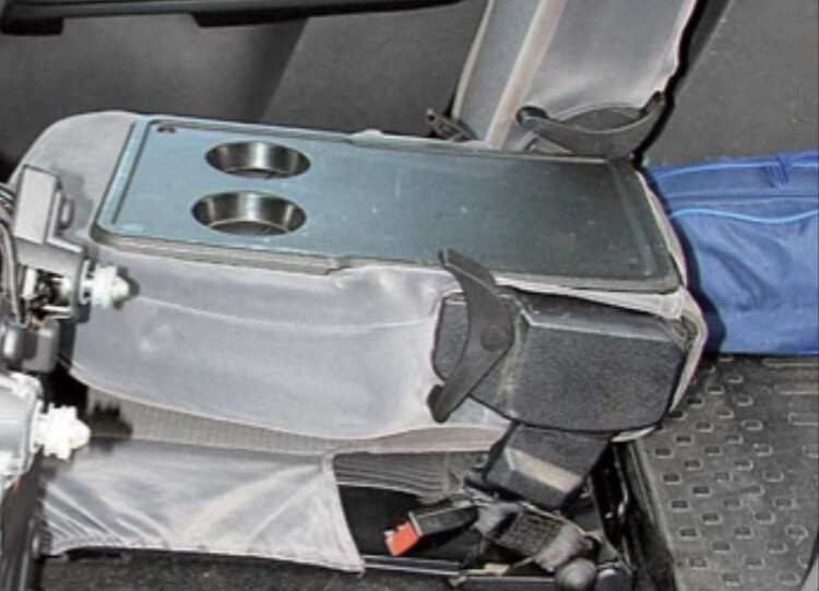 Задний подлокотник, подстаканник Ford C-Max  2008 хэтчбек 1.8 Дизель Одесса