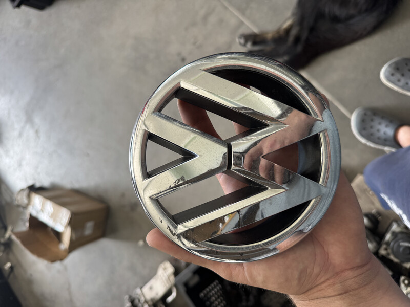 Значок на капот 561853600   Volkswagen Passat, Volkswagen Tiguan