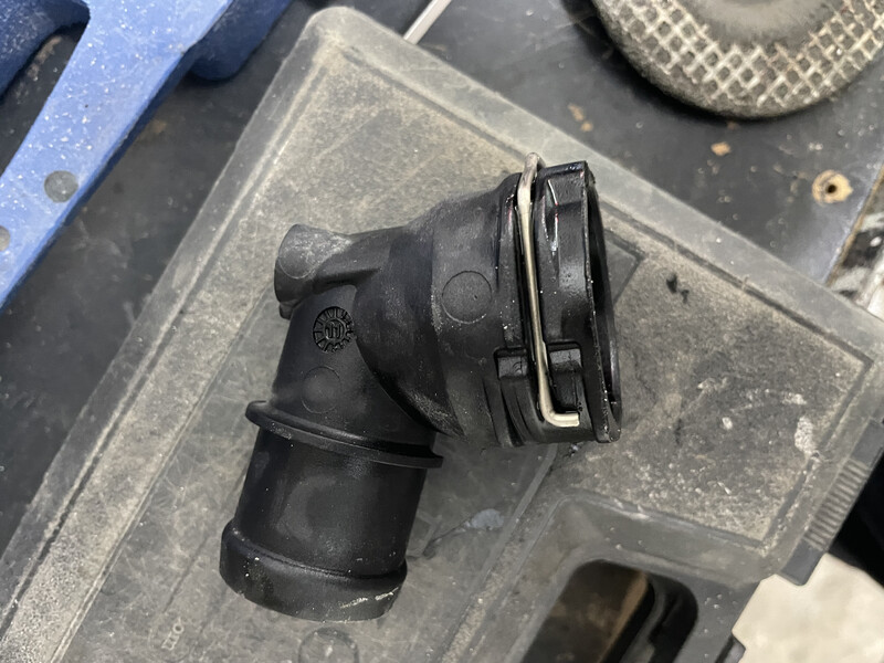 Патрубок радіатора Volkswagen Jetta 6  2014 2.0 Дизель 